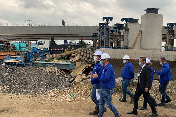 Funcionarios de la Contraloría recorren obra para evaluar su avance